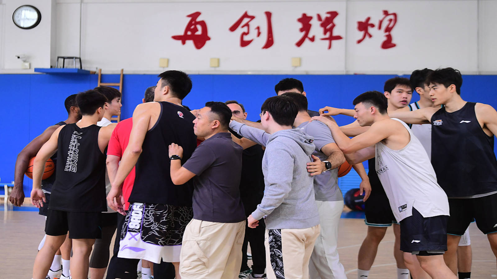 辽宁男篮在比赛中奋力拼搏，终于获得胜利