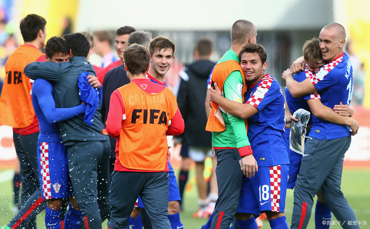 包含莫斯科足球盛事掀起球迷狂欢热潮的词条